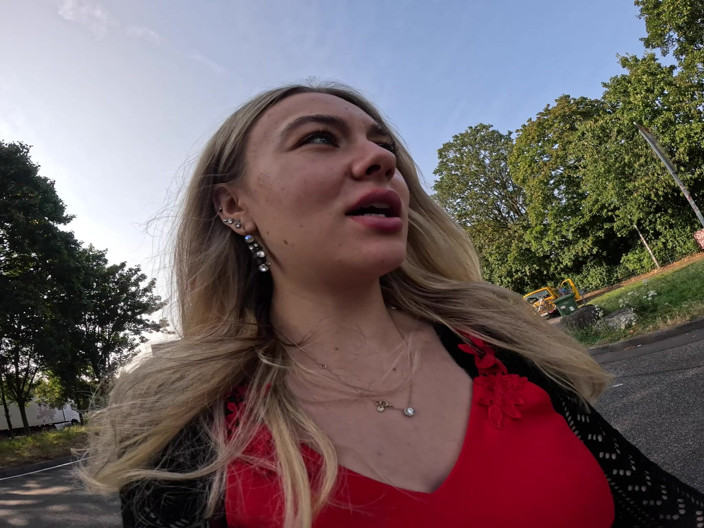 Queen_of_BDSM: Maîtresse pisse !
