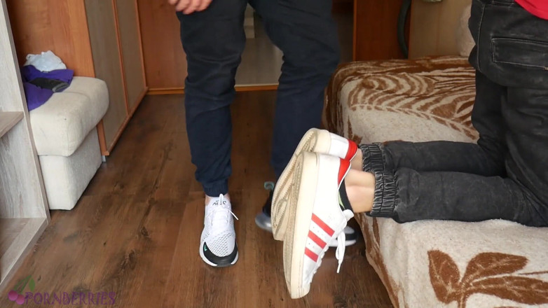 Ethan Alex: Sneakers och svettiga strumpor footjob, cum på sulor