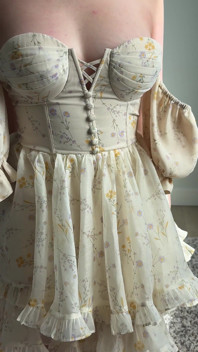 Atemberaubend in meinem kleid: eine sexy enthülle