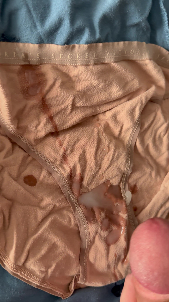 CumDaily: Сперма на трусиках жены