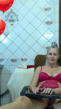 Cơ thể khỏa thân hấp dẫn của một bà già vui vẻ