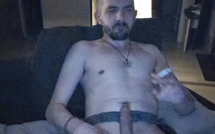 kinkygaynudist: Homosexual se masturbează și fumează