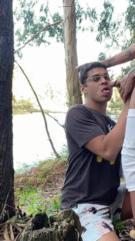 Dünn mit einem großen schwanz, der einen fremden im wald isst