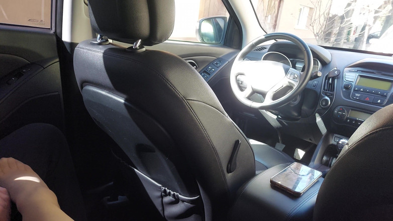 Step Mommy: Elegantní macecha v punčochách škádlí svého nevlastního syna v autě