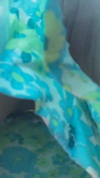 Pizdă sexy fără chiloți în autobuz! Orgasm rapid când nimeni nu vede