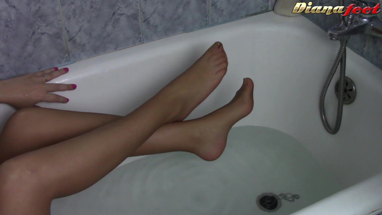 Foot Fetish HD: Bruneta drăguță Diana își freacă picioarele sexy