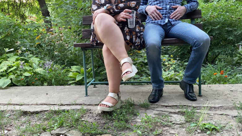OurFetishLife: Гарячий сік з пизди моєї мачухи прямо в парку