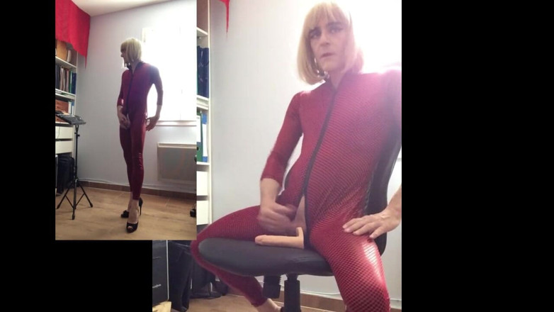 Faustine: Faustine la travestie en combinaison vinyle éjacule pour vous.
