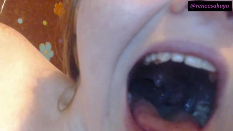 Teen Girl Makes Her Body Clean in Shower