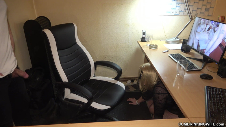 Cumdrinking Wife: Drie ladingen slikken op kantoor