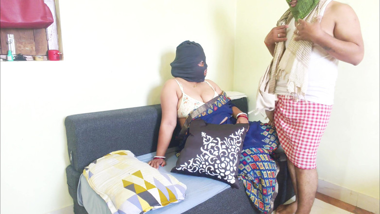 Hotty Mona: Desi makan malkin勾引她的年轻仆人玩重口味性爱