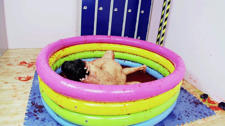Screw Gurmans: Wilde lesben in einem rutschigen pool mit gelee suchen ein...