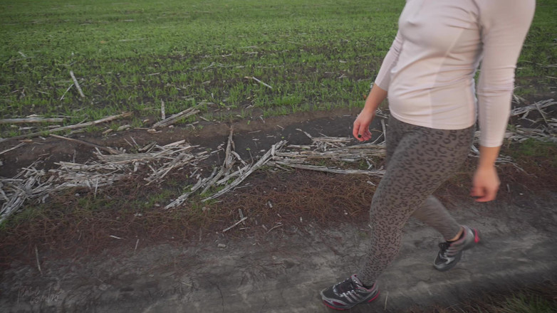 Teasecombo 4K: Tillbe min vandrande MILF röv i tighta leopard leggings