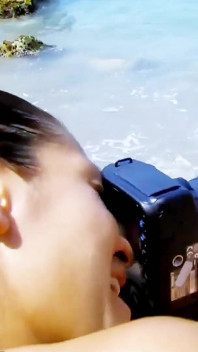 Marion é fodida anal pelos camera men na praia durante uma sessão de fotos lésbica
