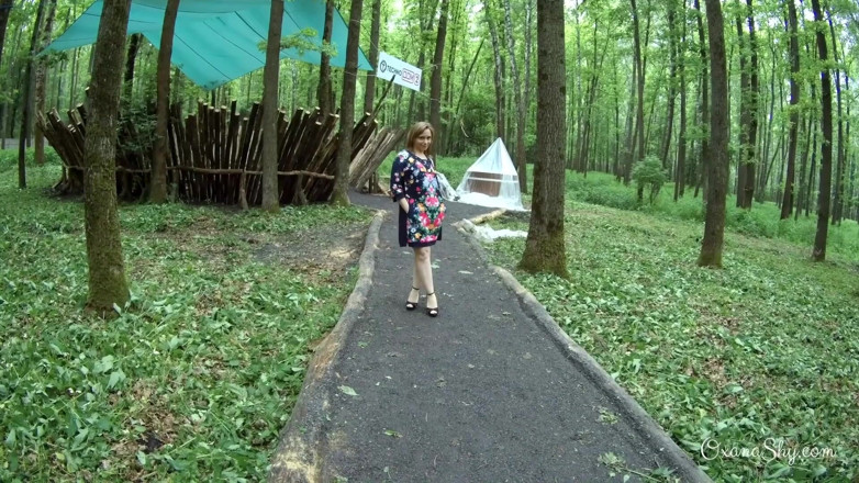 MILF Oxana: paark men dikhaana aur doging karna