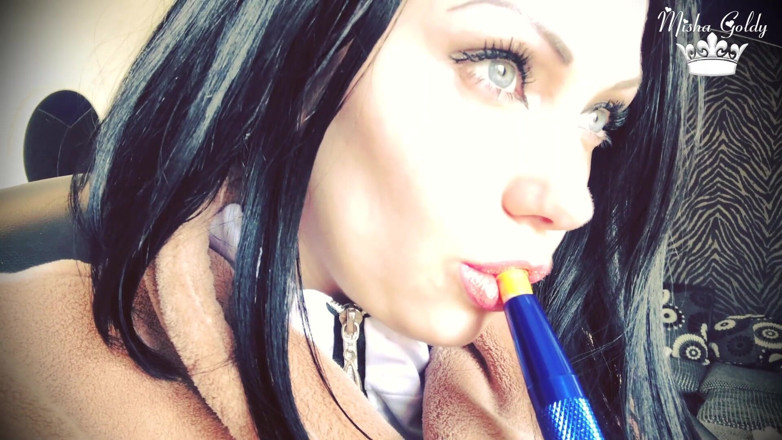 Goddess Misha Goldy: Palenie bogini i seksownej szminki