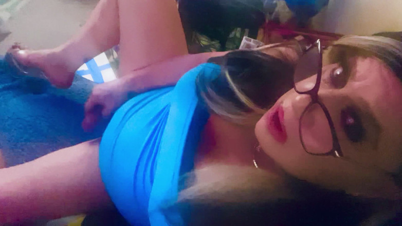 Krissy Sweets: Krissy Sweets onun yarağını okşuyor