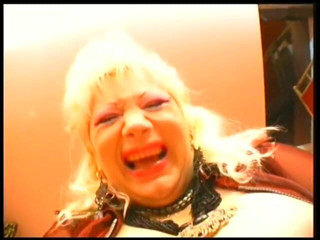 Horny Two really wet MILFs: Troia matura paffuta vestita che si perfora i suoi buchi...