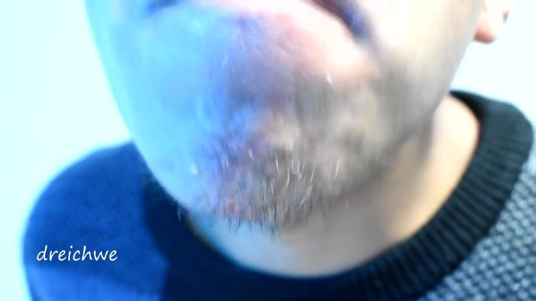 Dreichwe: Eating cake with his mouth