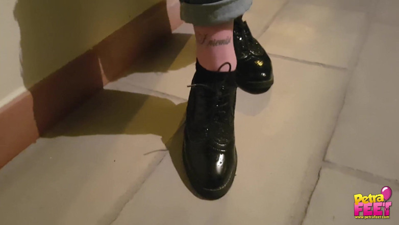 Smokin Fetish: Smoking and foot fetish in outdoor with cute teen