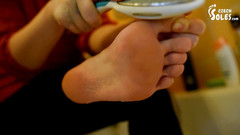 Czech Soles - foot fetish content: Mladá dívka se myje a čistí si bosé nohy