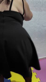 Que tal essa bunda no seu rosto também ... Brincando e me mostrando um pouco