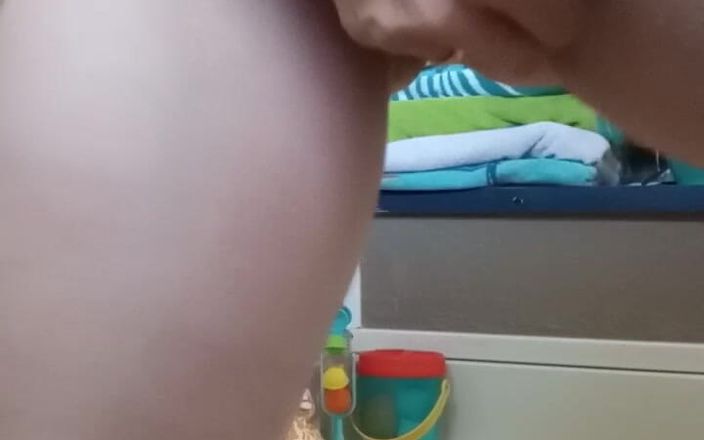 TinyLittleTease: 내 젖은 보지를 가지고 노는 중