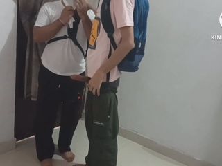 Desi Panda: कॉलेज के छात्र शौचालय में मस्ती करते हुए एक दूसरे को लंड चुसाई दे रहे हैं