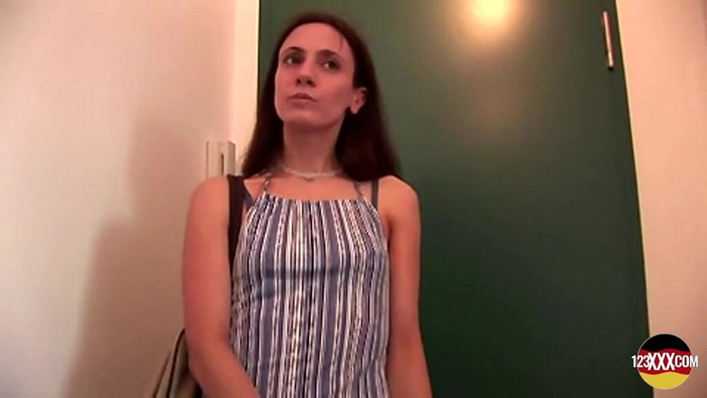 123XXX - 100% Amateurs: Štíhlá brunetka se svléká a hraje si se svou kundičkou