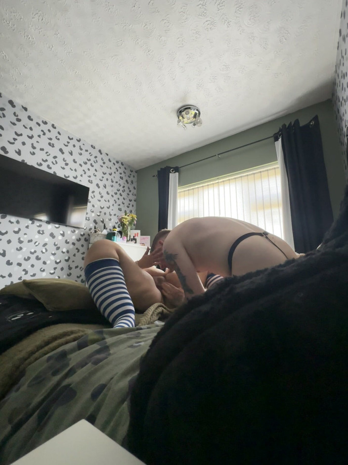 Filthy British Couple: 穿着条纹袜子说下流话的胖人妻让她的阴户被舔