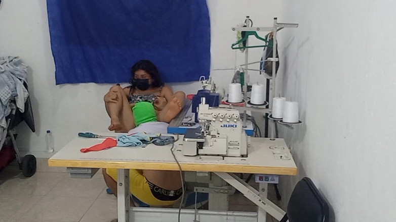 NEGRITA SEXY: Une couturière a une aventure sensuelle avec son collègue