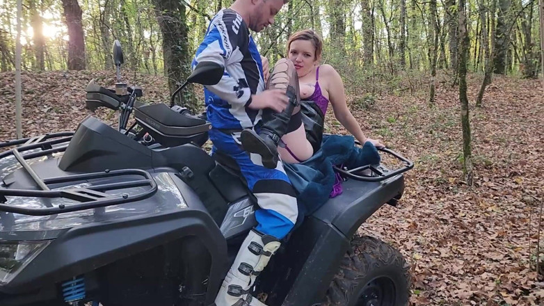 Sexymarghot: สามคนเย็ดโชว์กับผู้ชายขี่ ATV ที่ชอบเย็ดตูดฉัน