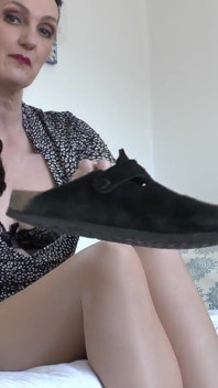 Si no haces tus tareas de chico establo correctamente, ¡te follaré la polla con mis zapatillas!
