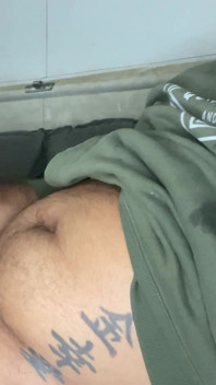 Barbudo grande pau masturbando e esfregando-se com porra