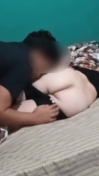 Morbosing la Puttana della mia sorellastra, lei mi chiede di darle un massaggio