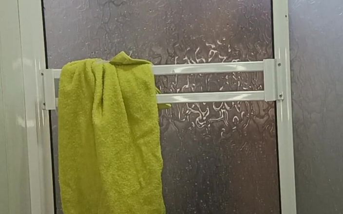 Tommhot: Prenons une douche et puis tu suces ma grosse bite