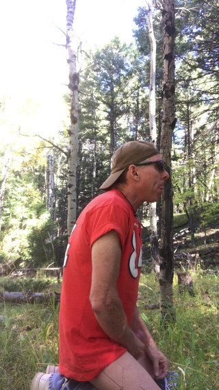 Adam Kaye: 热辣模特adam kaye在树林里展示他的鸡巴和屁股