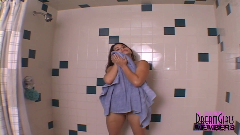 Dream Girls: Ela toma banho e depila a buceta