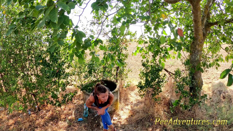 Pee Adventures: Thay quần áo ướt át của cô ấy ngoài trời và chuẩn bị cho...