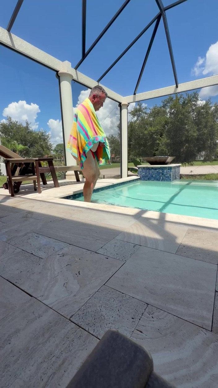 GottaLuvBB: Qualche Gioco in Piscina in Un Paio Di Pantaloni