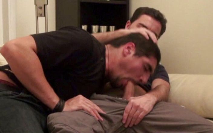 Crunch Boy: Prosto zerżnięta przez geja na kanapie na prezenty