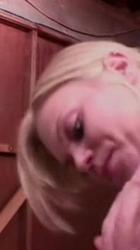 Weelderige blonde milf wordt langs achteren hard geneukt