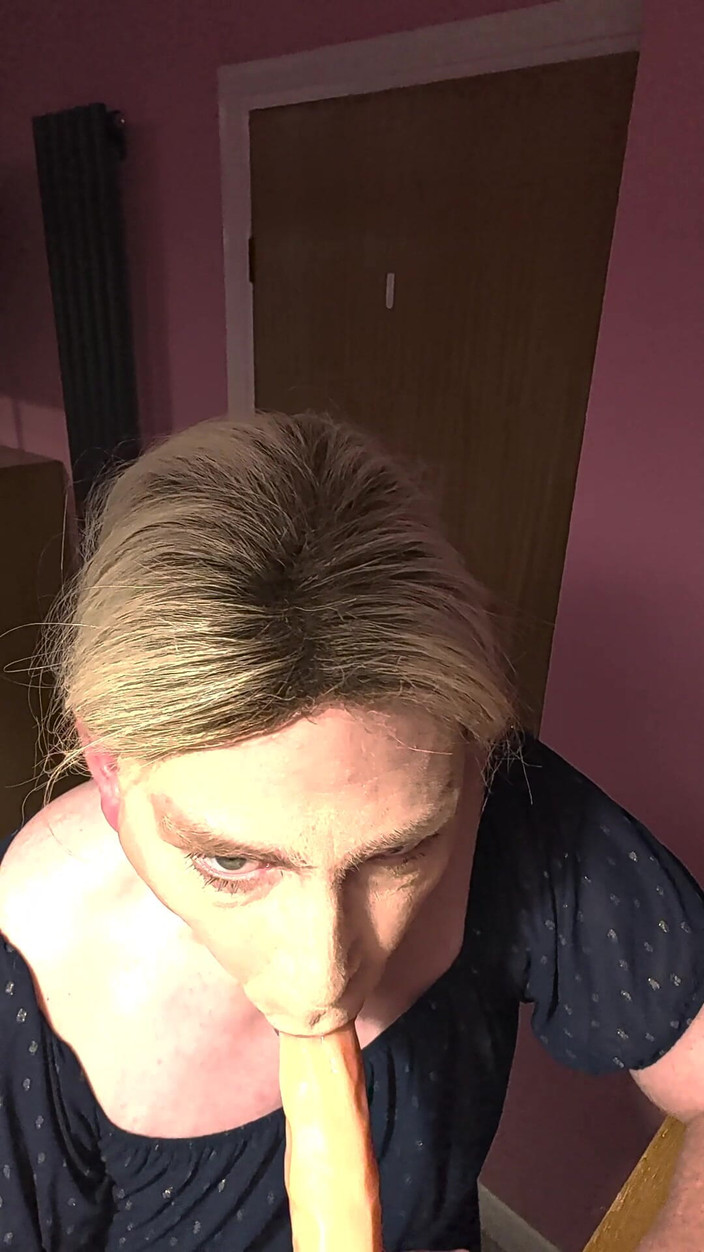 NikkiGee: Nikki neemt een dikke dildo