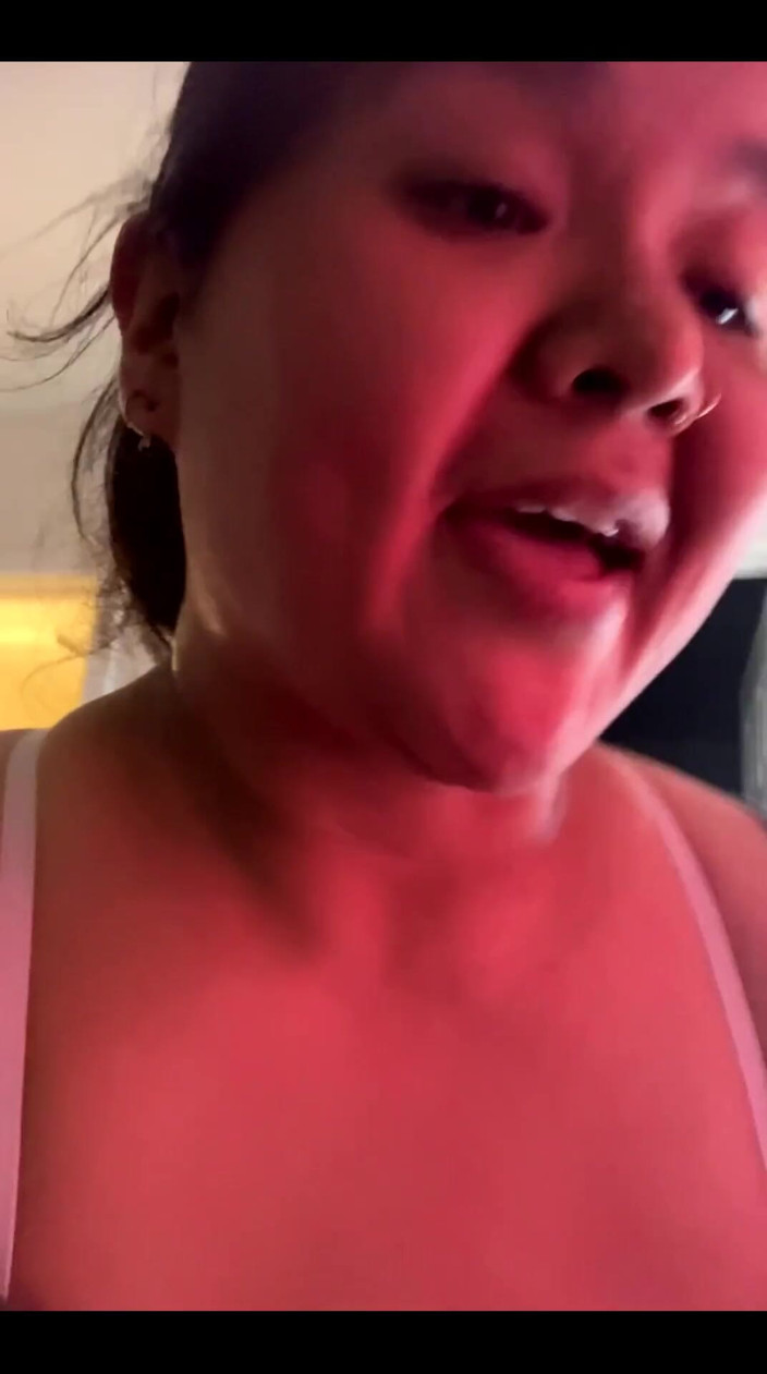 DeesDeepThroat: Большая задница в розовых стрингах