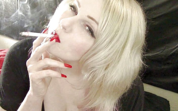 Smoke Temptress Annie Vox - Smoking Fetish: Futai în lanțuri din 120