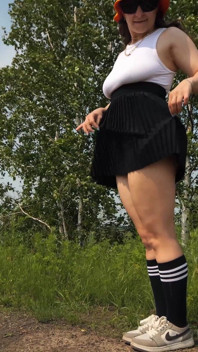 146 Fétiche des jambes sportives avec chaussettes hautes aux genoux et soulèvement de la jupe