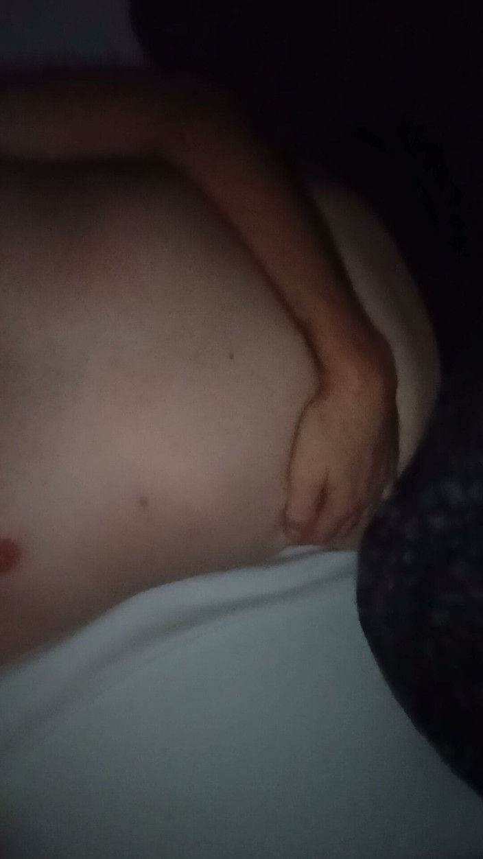 Hottieboy77: Мальчик с болью в животе гладит живот