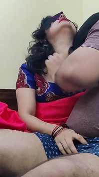 คู่เดซีมัลลูแตกคาบนตัว สาวใส่สาฬีทำฟุตจ็อบแล้วเย็ดดุเดือด