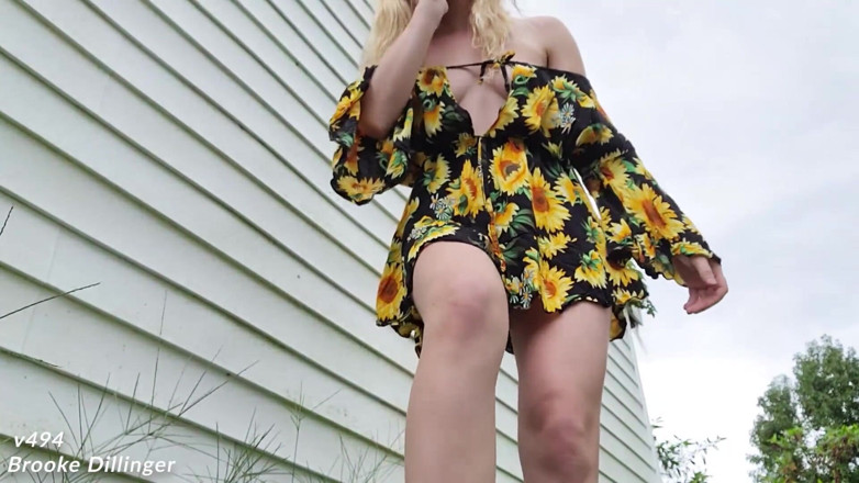 Brooke Dillinger: Utomhus pissar I en sundress