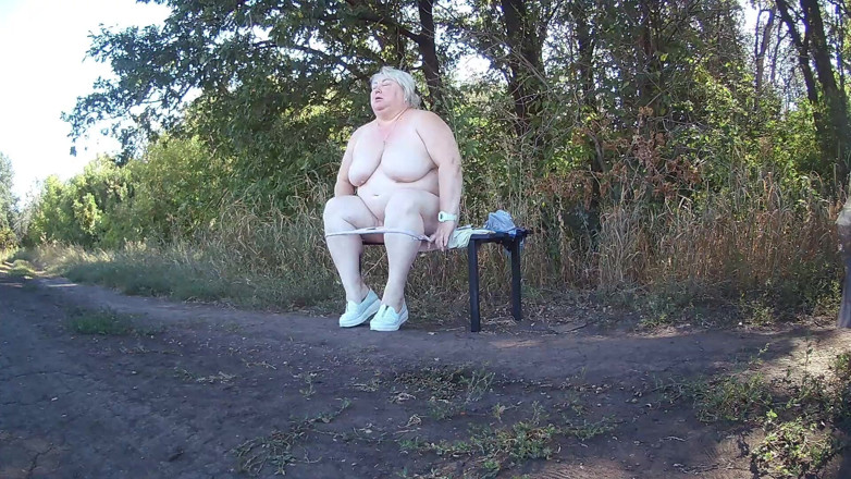 Zona901: 公園の義母がベンチで服を脱がしてオーガズムにオナニー